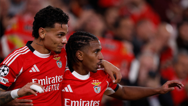 Benfica vence a Napoli y sigue con vida