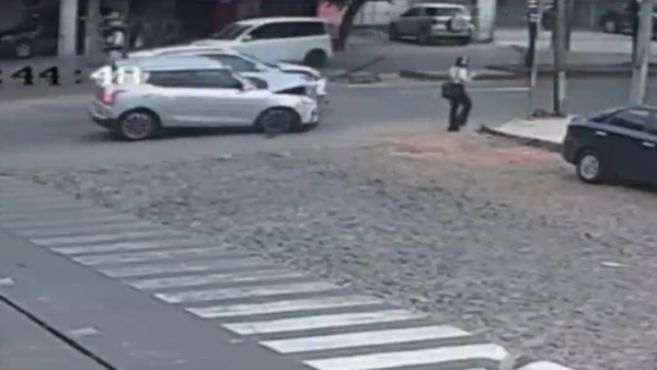 Video: Peatona se salva de milagro luego de ser impactada por una camioneta tras choque