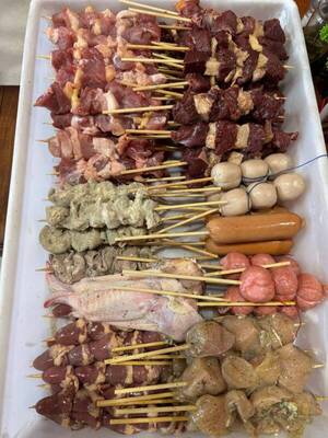 El asadito se convirtió en su sustento: Se "reinventó" y hoy ¡da trabajo a 27 personas!