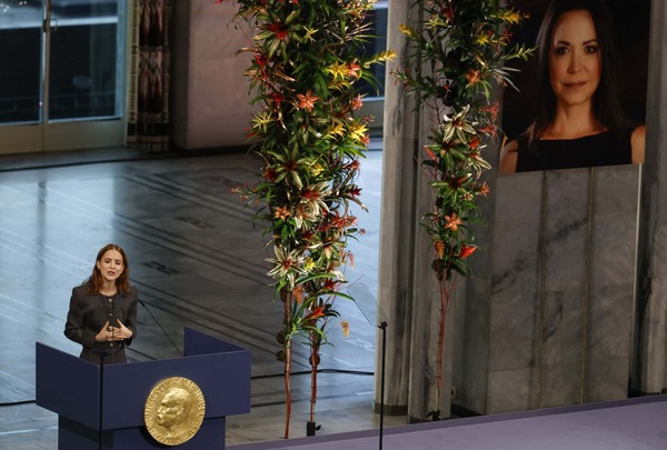 Corina Machado Recibe el Nobel en Oslo, Acusada de “Prófuga”
