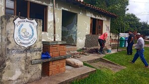 Ayolas: Ante dejadez del Gobierno, vecinos reparan antigua comisaría