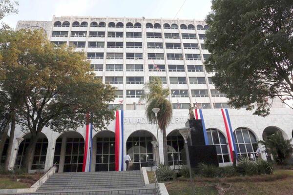 Senadores lamentan "entrega total" de la Corte al poder político