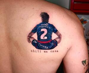[VIDEO] De fanático te hablo. Se tatuó a pelotero en la espalda