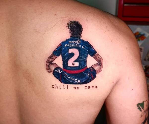 [VIDEO] De fanático te hablo. Se tatuó a pelotero en la espalda