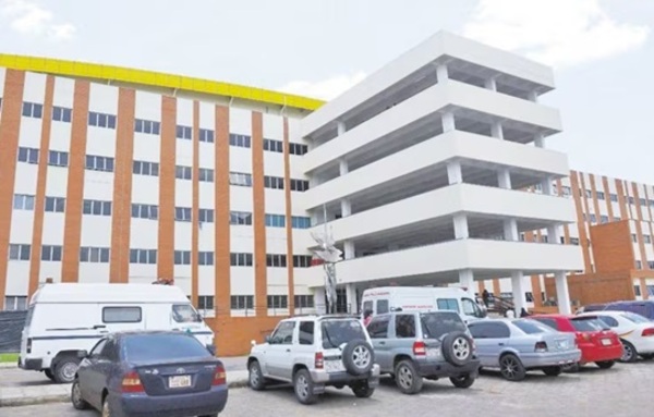 Director de Clínicas denuncia entrega de medicamento vencido a un niño en terapia intensiva