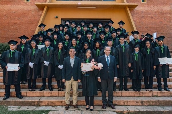Egresan estudiantes de la Escuela Agrícola Autosostenible Cerrito