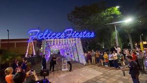 Encendido navideño en la Gobernación de Itapúa deslumbra con un espectáculo de luz y tradición