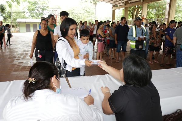 EBY INICIÓ EN ITAPÚA LA ENTREGA DE BONOS SOCIALES DE FIN DE AÑO