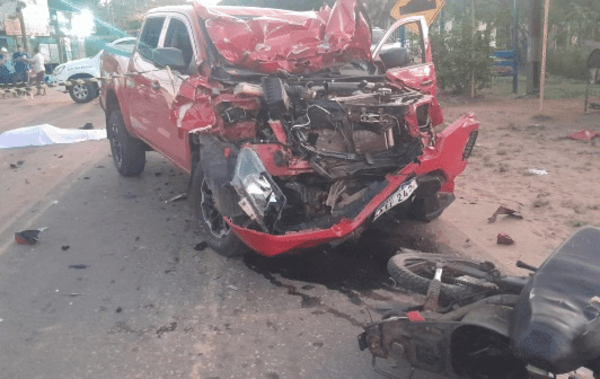 Un fallecido y dos heridos tras choque frontal en San Antonio - Noticiero Paraguay