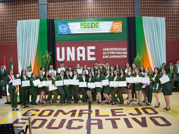 ISEDE celebró la graduación de nuevos docentes en una emotiva ceremonia