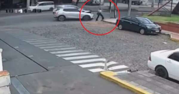 Diario HOY | Giro imprudente provoca accidente: joven es embestida tras choque de vehículos