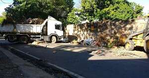 Diario HOY | Retiran basuras de todo tipo arrojadas al costado del Cementerio de la Recoleta