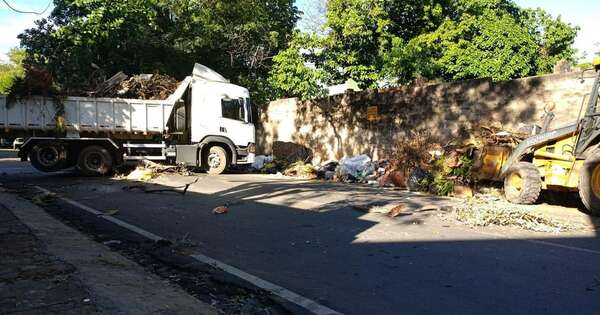 Diario HOY | Retiran basuras de todo tipo arrojadas al costado del Cementerio de la Recoleta