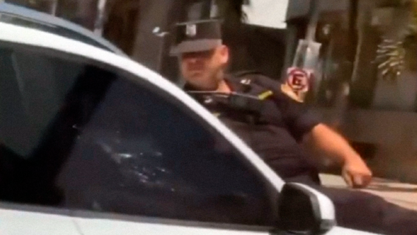 Fiscala imputa a conductora de camioneta que arrastró a policía sobre el capó