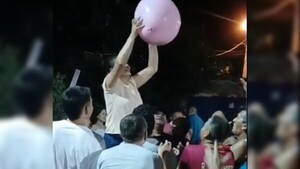 Piñata de tanguitas y condones animó fiesta de abuela de 91 años