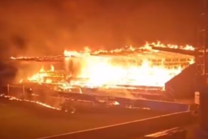 Adolescentes incendian estadio tras descenso de su equipo