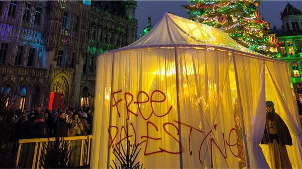 Vandalizan el pesebre de la Grand-Place de Bruselas con un grafiti «Palestina Libre»