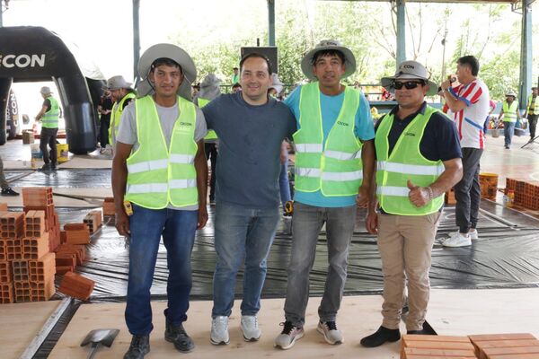 Albañiles del barrio Pacú Cuá ganan exitosa competencia en Encarnación
