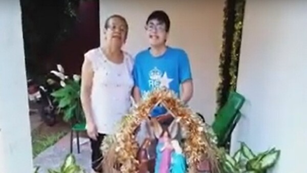 Doña Valeria arma cada año su pesebre tras una promesa hecha al niño Jesús por conseguir una casa propia