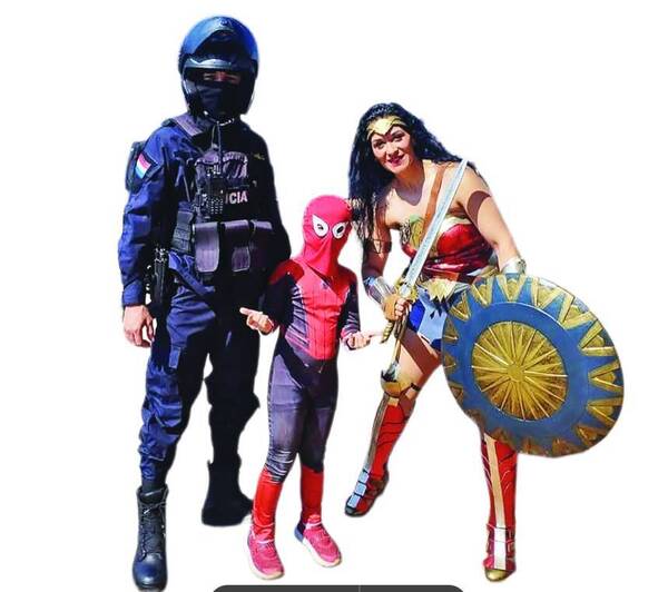 Es policía y encima Mujer Maravilla