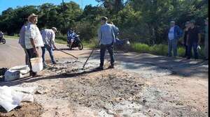San Pedro de Ycuamandyyú: una vez más, pobladores se unen para bachear ruta ante la nula acción del MOPC - Nacionales - ABC Color
