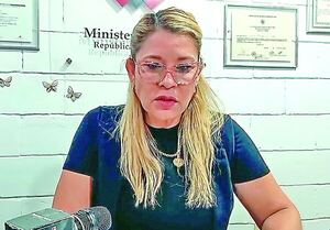 Acusan a 5 Policías y Abogada por Extorsión y Retención Ilegal