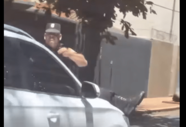 Imputan a Conductora que Llevó a Policía Sobre el Capot