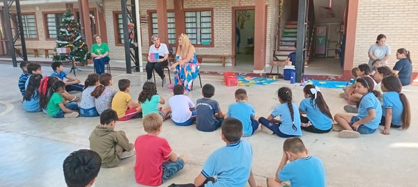 "Cuentos en Navidad" cierra segunda semana con visitas simultáneas a hospitales