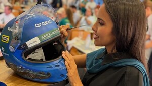 Popular / (VIDEO) ¡Paraguayita pintó un casco de Formula 1 en Abu Dhabi!