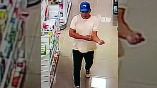 Popular / (VIDEO) ¡Robó una farmacia y se dio al raje a pie!