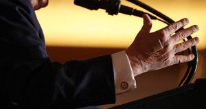 La Nación / Trump utiliza vendas adhesivas por dar muchos apretones de mano