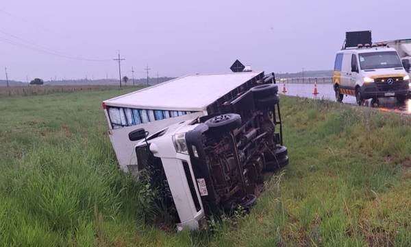 Camión volcó en Coronel Oviedo, pero no encuentran a su conductor - OviedoPress