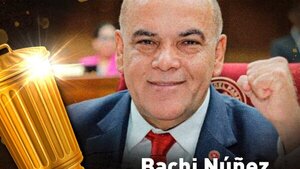 Bachi Núñez ganó premio de "Carruaje del Año", pero nadie quiso agarrar el "trofeo"