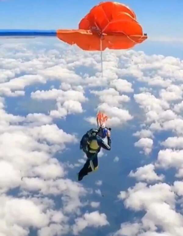 Paracaidista queda enganchado a la cola de un avión y se salva de milagro - Mundo - ABC Color