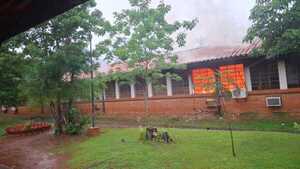 Un colegio se incendió tras la caída de un rayo en Eusebio Ayala