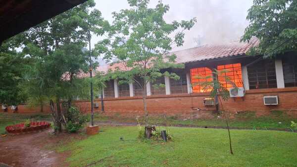 Un colegio se incendió tras la caída de un rayo en Eusebio Ayala