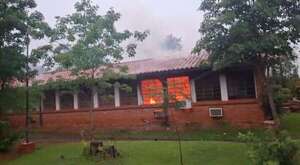 Video: caída de un rayo habría provocado incendio en el Colegio Técnico Nacional de Eusebio Ayala  - Nacionales - ABC Color