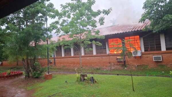 Popular / Rayo cayó sobre colegio y provocó feroz   incendio en Eusebio Ayala
