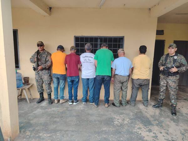 Popular / Funcionario de la Ande y sus socios fueron detenidos por talar árboles en propiedad privé