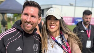 Popular / (VIDEO) ¡Perdió hasta un vuelo, pero no se estresó porque posó con su ídolo!