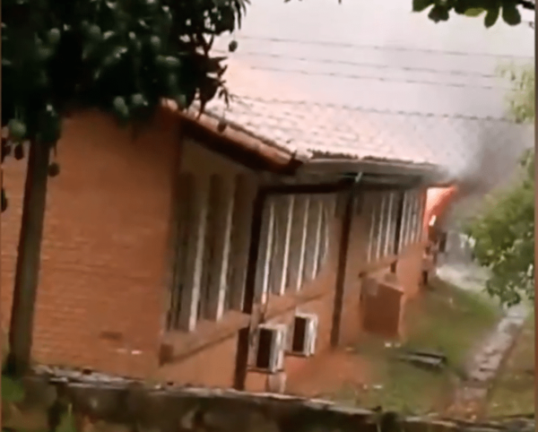 Rayo causó incendio en Colegio de Eusebio Ayala