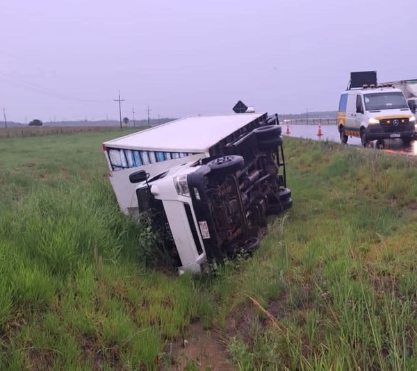 Chofer desaparece tras volcar con su camión en Coronel Oviedo