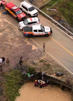 Quiso pasar por una feroz correntada con su familia a bordo pero el agua se llevó a todos