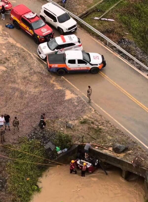 Quiso pasar por una feroz correntada con su familia a bordo pero el agua se llevó a todos