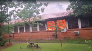 Caída de rayo provoca incendio en un colegio de Cordillera