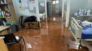 Evacúan a niños internados del Hospital General de Santa Rosa del Aguaray por inundación