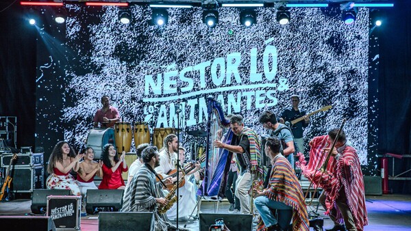 Néstor Ló y Los Caminantes celebran la música paraguaya en una noche especial de la Villa Navideña