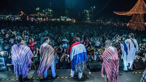 Néstor Ló y Los Caminantes celebran la música paraguaya en una noche especial de la Villa Navideña