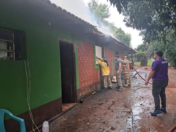 Rayo provoca incendio en vivienda de Santa Rosa Misiones