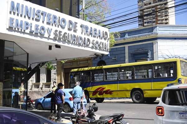 AUDIO: Ministerio del Trabajo convocó a una tripartita para frenar huelga de choferes - Ancho Perfil - ABC Color